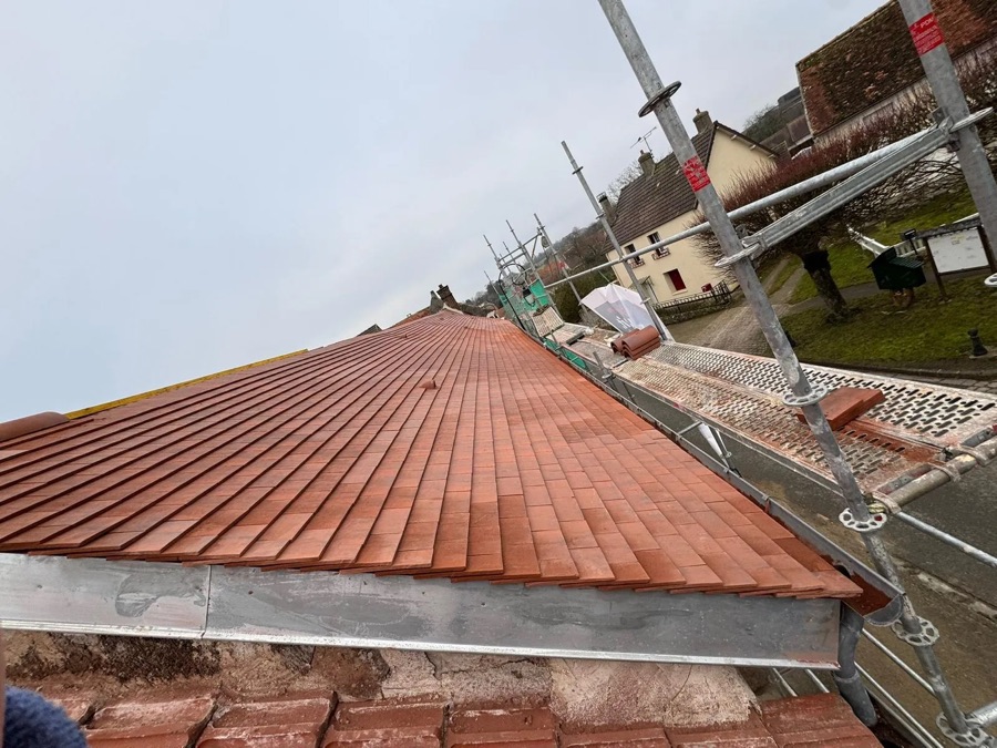 Toiture en tuiles neuves posée par CK Bâtiment